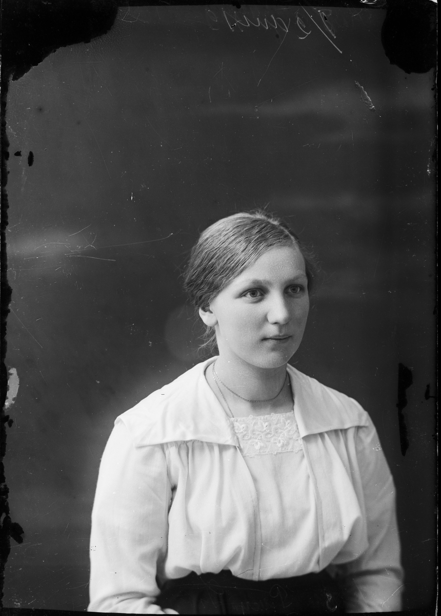 Skötsner-Edhlund, Ateljé Portrait - Woman, Östhammar, Uppland 1919