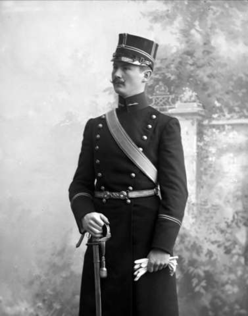 Gustav Borgen, Portrett, mann i uniform som løytnant. Mads Langaard.
