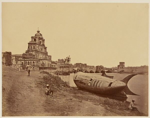 Felice Beato, [Chutter Manzil Palace, with the King's Boat in the Shape of a Fish on the Gomti River]