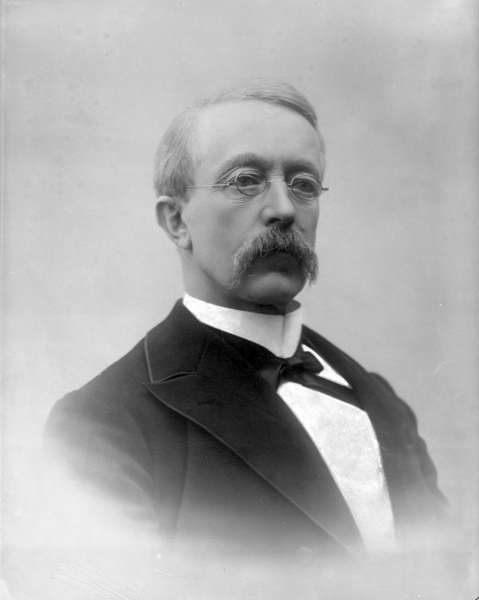 Gustav Borgen, Portrett, mann med bart og briller. Herr Murud(? )Larsen.