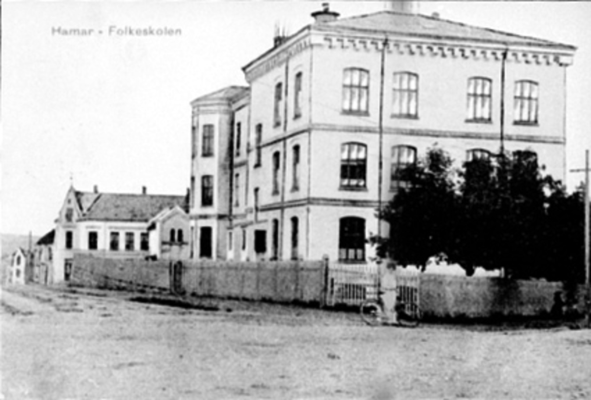 Anno Domkirkeodden, EKSTERIØR MIDTBYEN SKOLE, HAMAR FOLKESKOLE SETT FRA KRYSSET ØSTREGATE/HOLSETGATA, BAKSIDEN AV SKOLEN