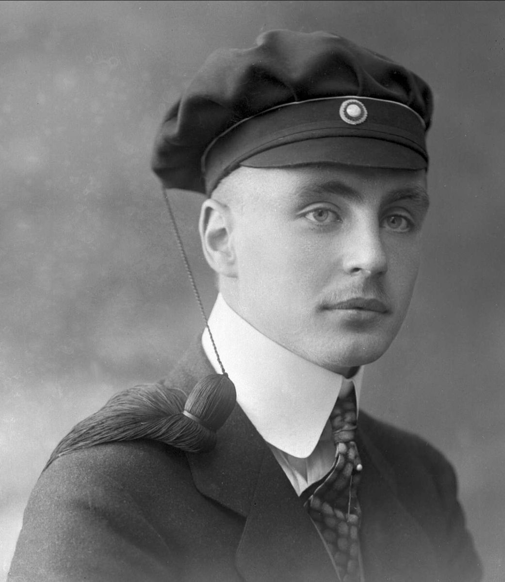 Gustav Borgen, Portrett, mann med studentlue. Student Oppegaard.