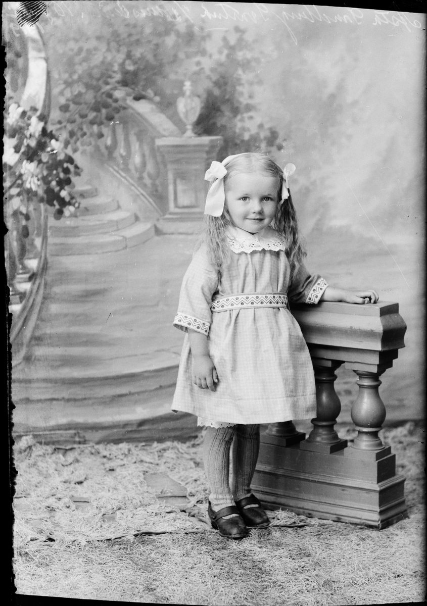 Skötsner-Edhlund, Ateljé Portrait - Asta Sandberg, Östhammar, Uppland 1919
