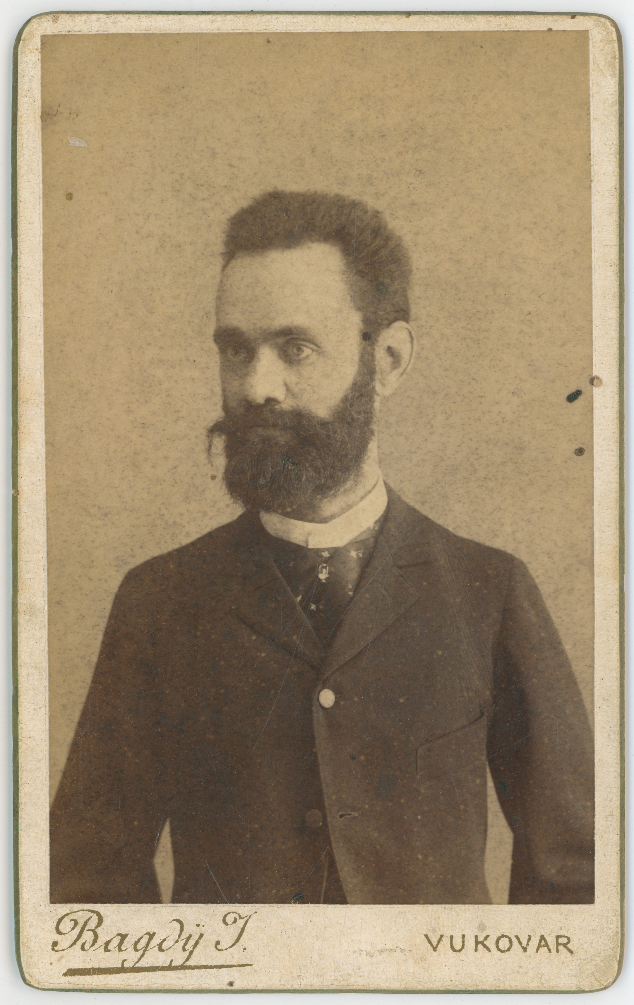 Unknown artist, Bradati gospodin u crnom odijelu