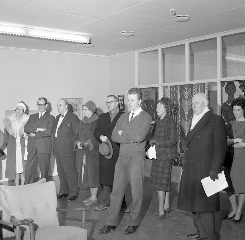 Arne Andersson, Vernissagebesökare på utställning med verk av Alice och Nils Wedel, Uddevalla januari 1961