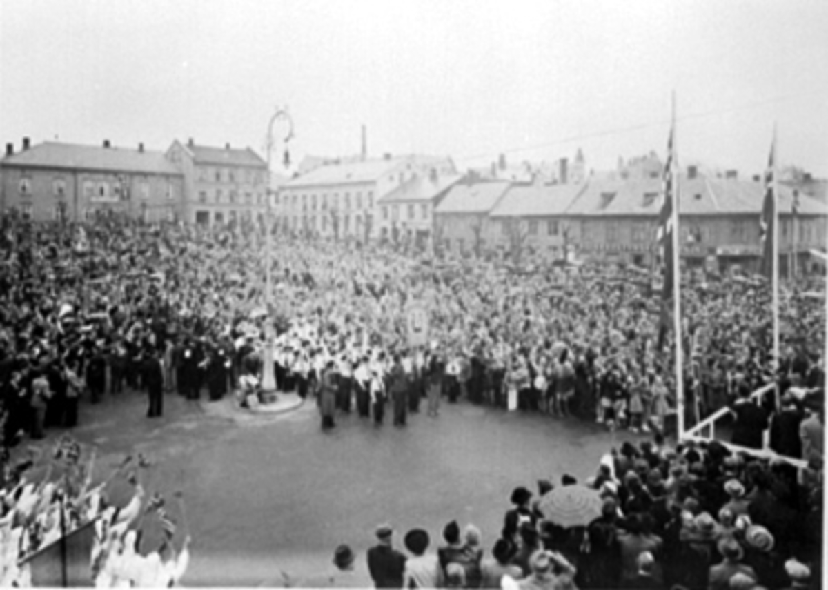 Anno Domkirkeodden, FOLKEMENGDE, STORTORGET, OPLANDSKE GJESTGIVERI, FRIGJØRINGSVÅREN MAI 1945