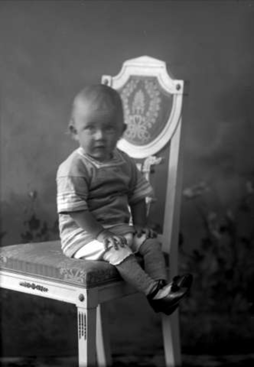 Gustav Borgen, Portrett,liten gutt sitter på en stol. Sekretær Hagens sønn.