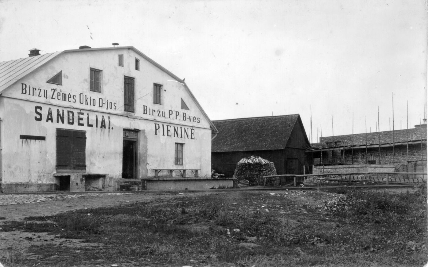Petras Ločeris, Biržų pieno perdirbimo bendrovės pieninės senasis pastatas ir Biržų žemės ūkio draugijos sandėliai Dvaro gatvėje