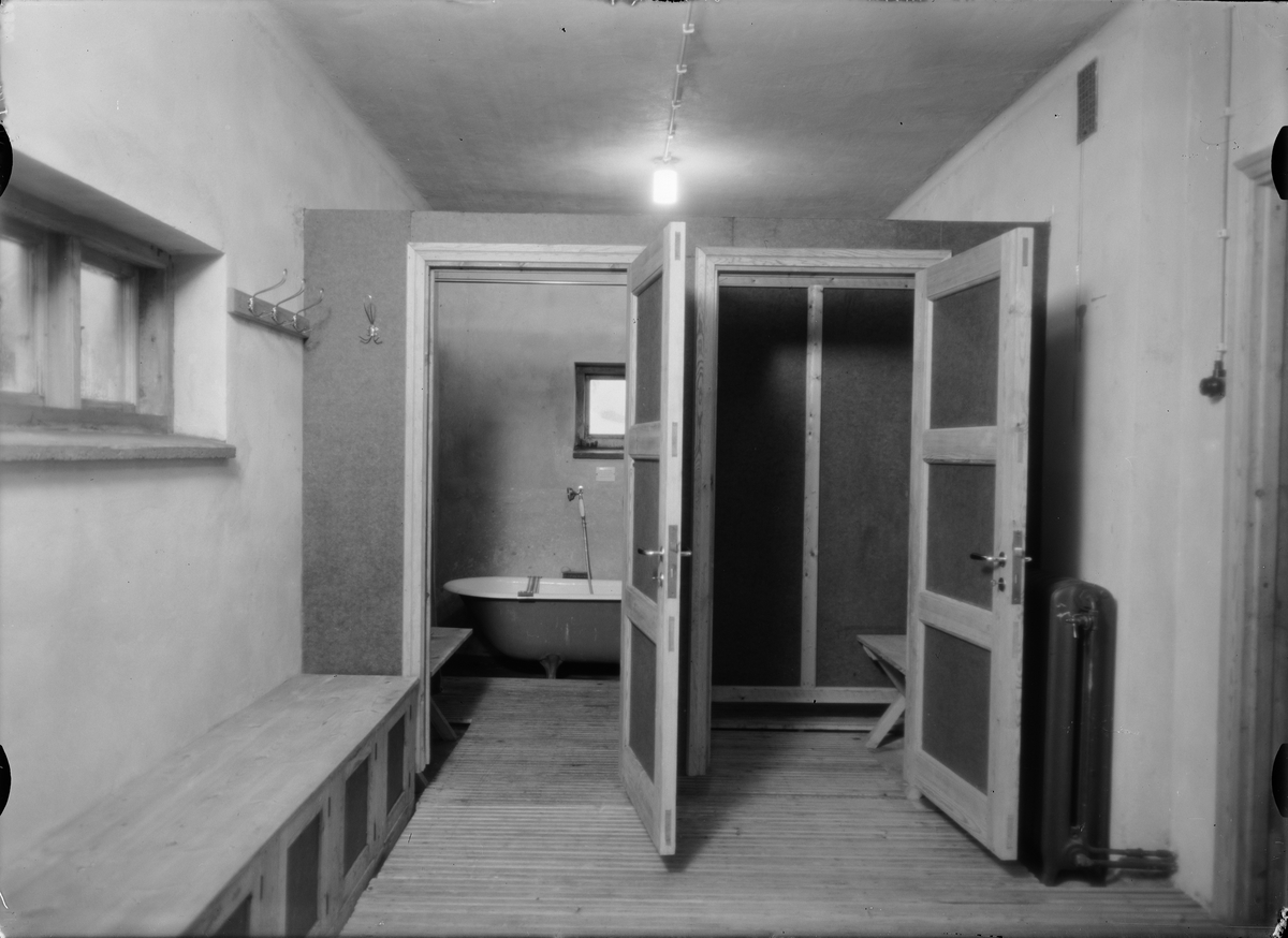 Paul Sandberg, The locker room with “cardholder cabins” in the new hot-bath house erected by J U F