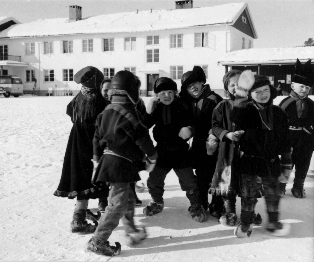 Virginia Raymond Davidson, Skolebarn foran Karasjok skole, 1958.