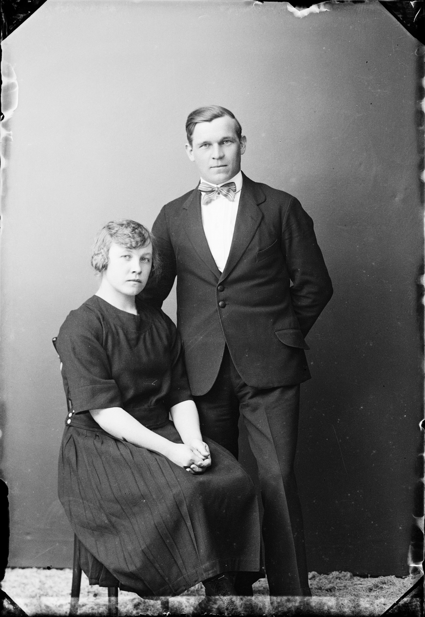 Skötsner-Edhlund, Ateljéporträtt - Karl Andersson och kvinna från Gimo, Skäfthammar socken, Uppland 1924