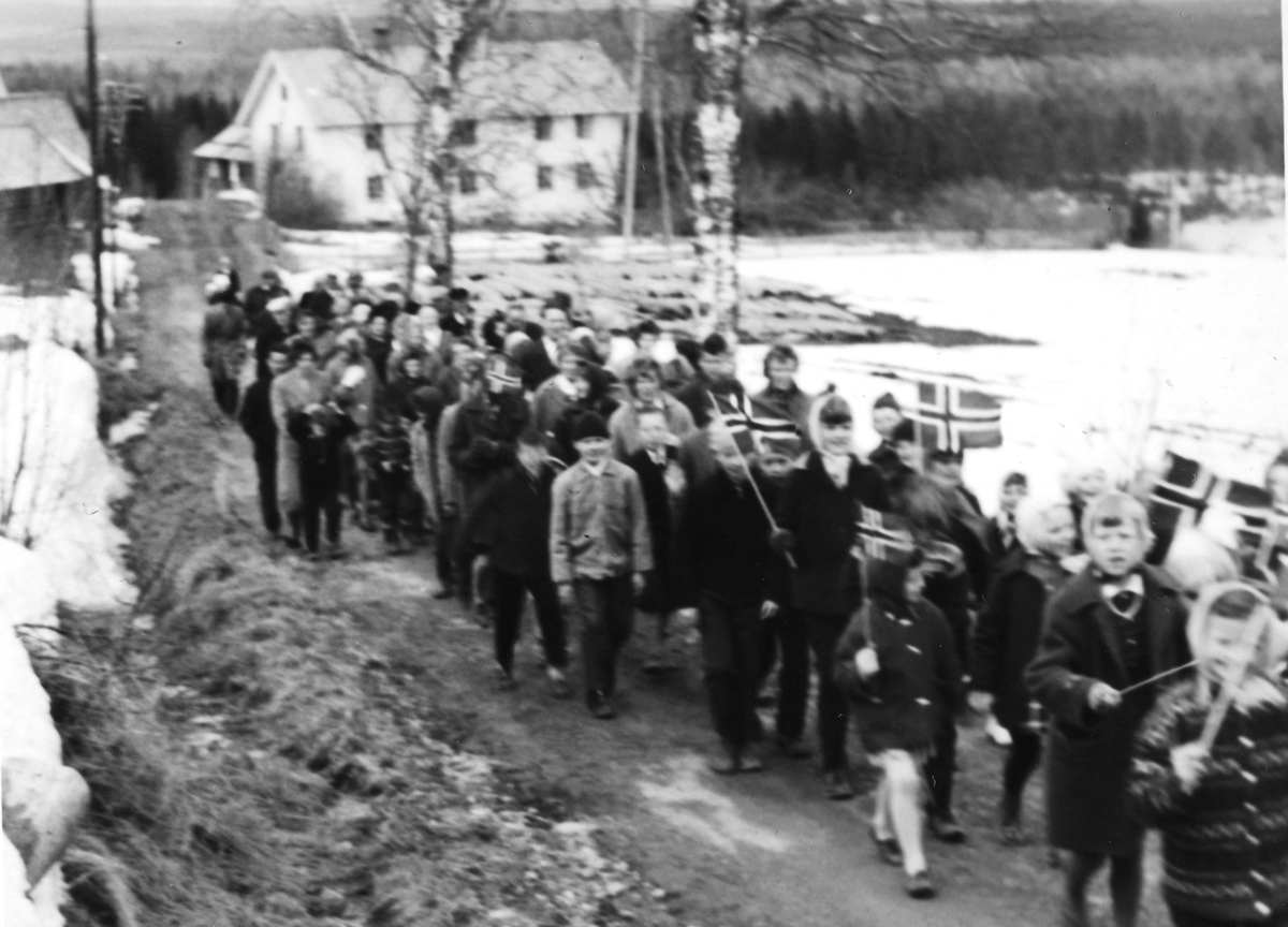 Anno Domkirkeodden, 1. mai-tog med Nøkleby i bakgrunnen. Toget gikk fra Fjellhaug til Nøkleby og tilbake.