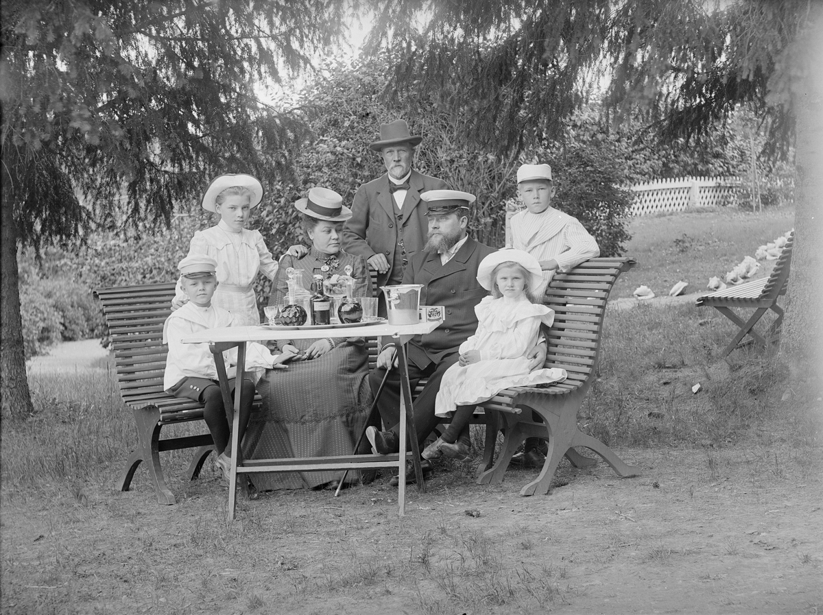 Henri Osti's Fotografiateliér, Handlarna Anders Strandberg och Victor Söderberg med familjer, Haga, Marielund, Funbo socken, Uppland omkring 1900