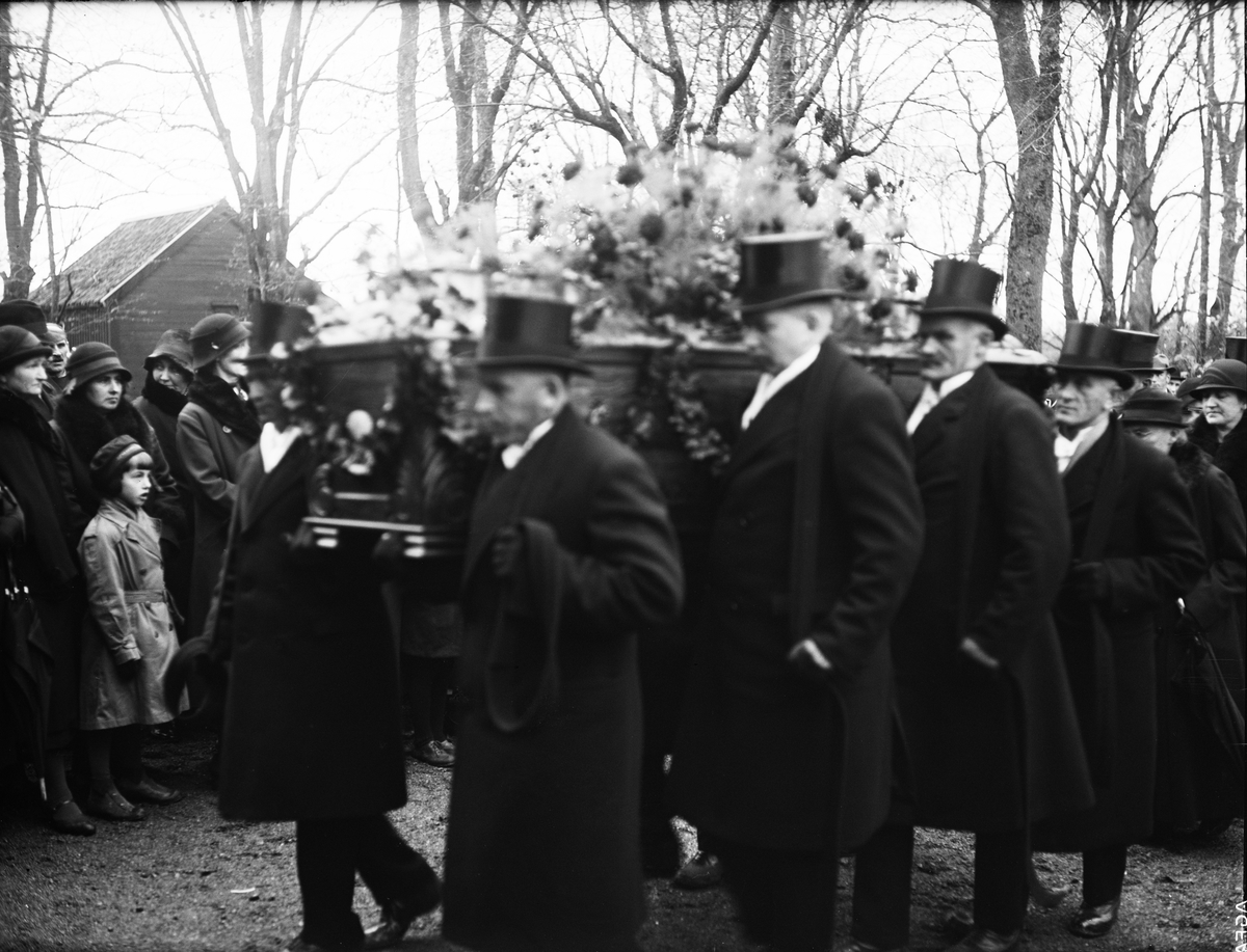 Paul Sandberg, "Häradsdomare Erikssons i Fullerö jordafärd" - E E Erikssons jordfästning på Gamla Uppsala kyrkogård, Uppsala 1933