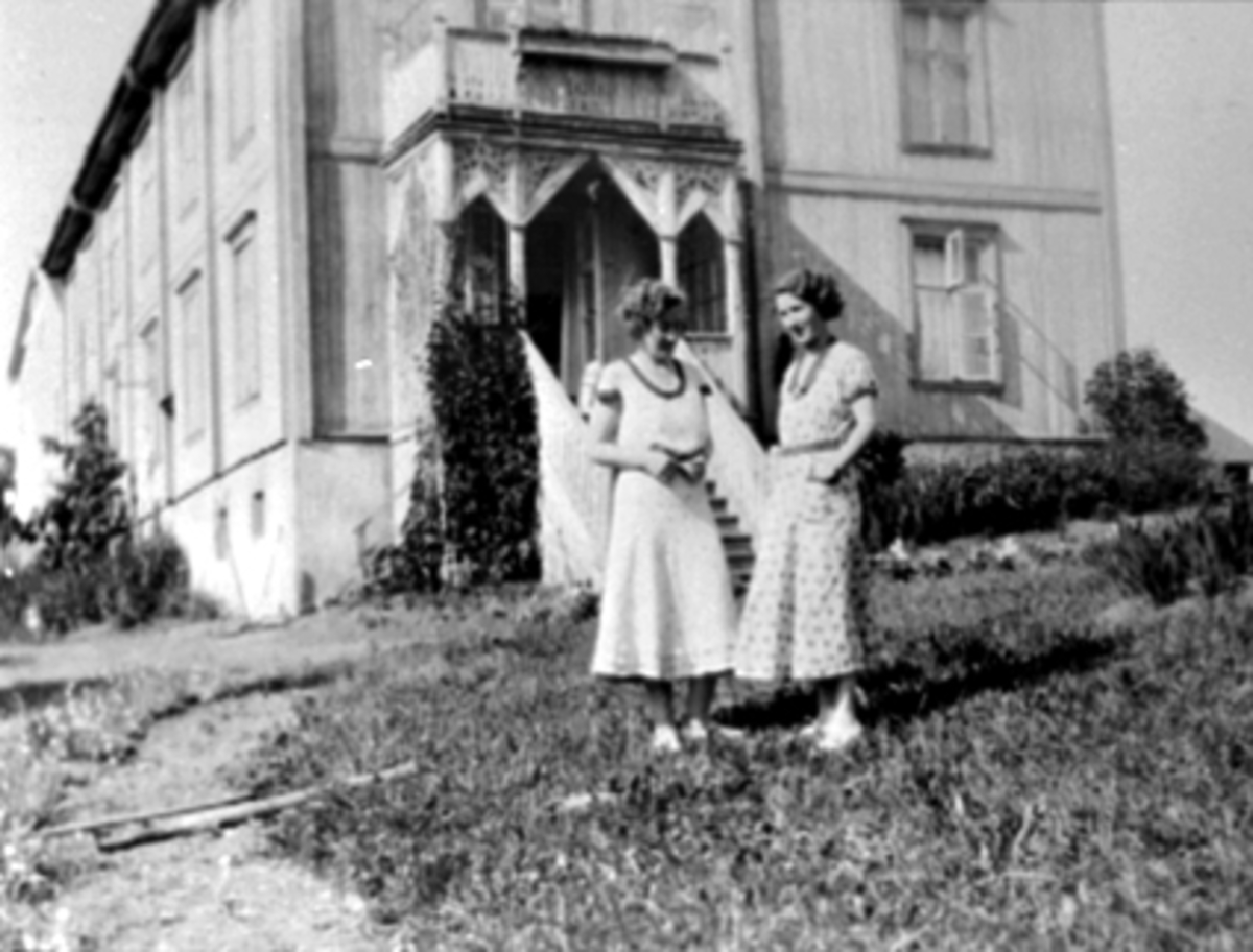 Anno Domkirkeodden, 2 KVINNER, HOVEDBYGNINGEN, HOLSET GÅRD