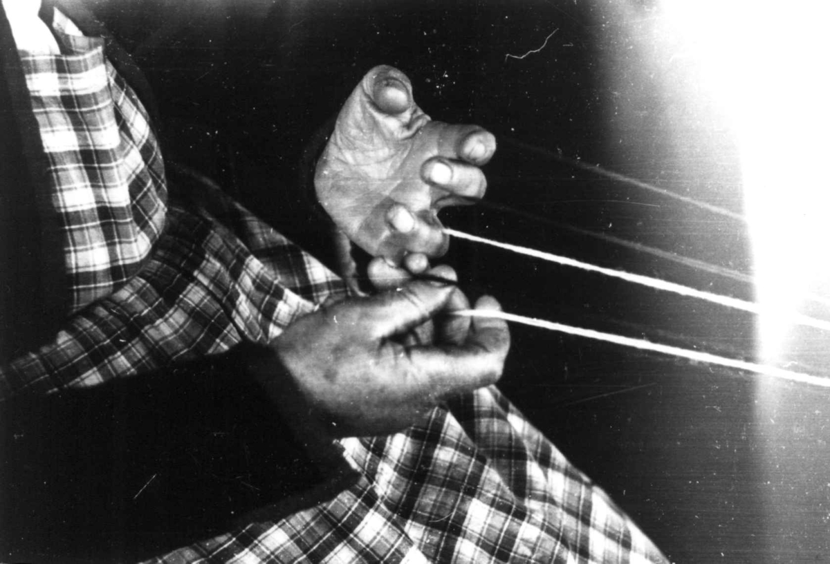 Anna Grostøl, Vinje, Telemark 1941. Margit Fetveit lager bånd.