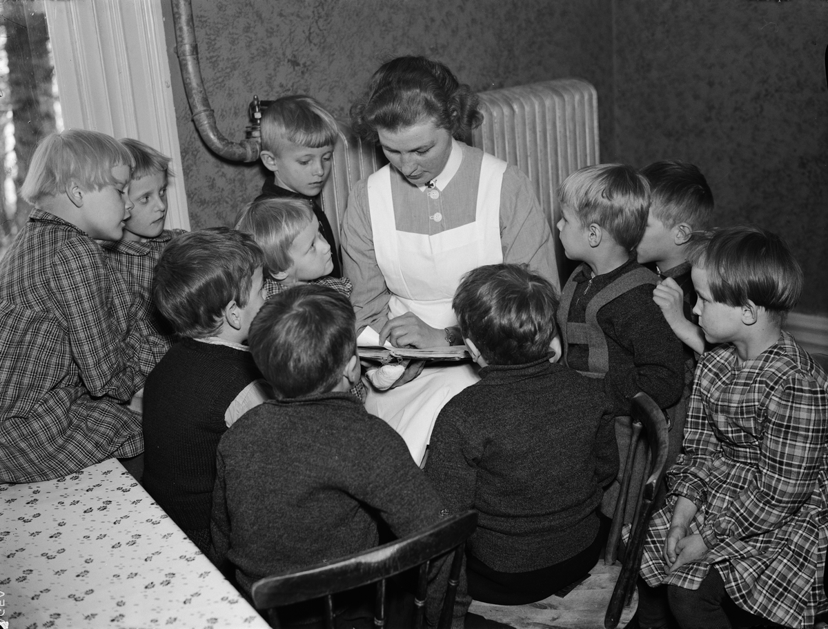 Paul Sandberg, "Bland finska barn vid Ekolsnäs. Förträffligt internat i Röda korsets hägn", Ekolsnäs, Vårdsätra, Uppsala april 1942