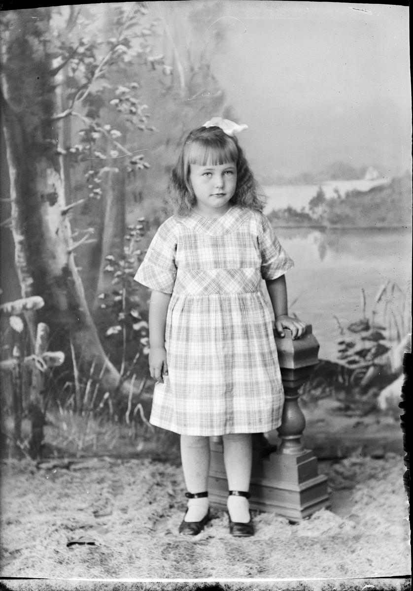 Skötsner-Edhlund, Ateljé Portrait - Britt Marianne Karlsson from Örbyhus, Uppland 1922