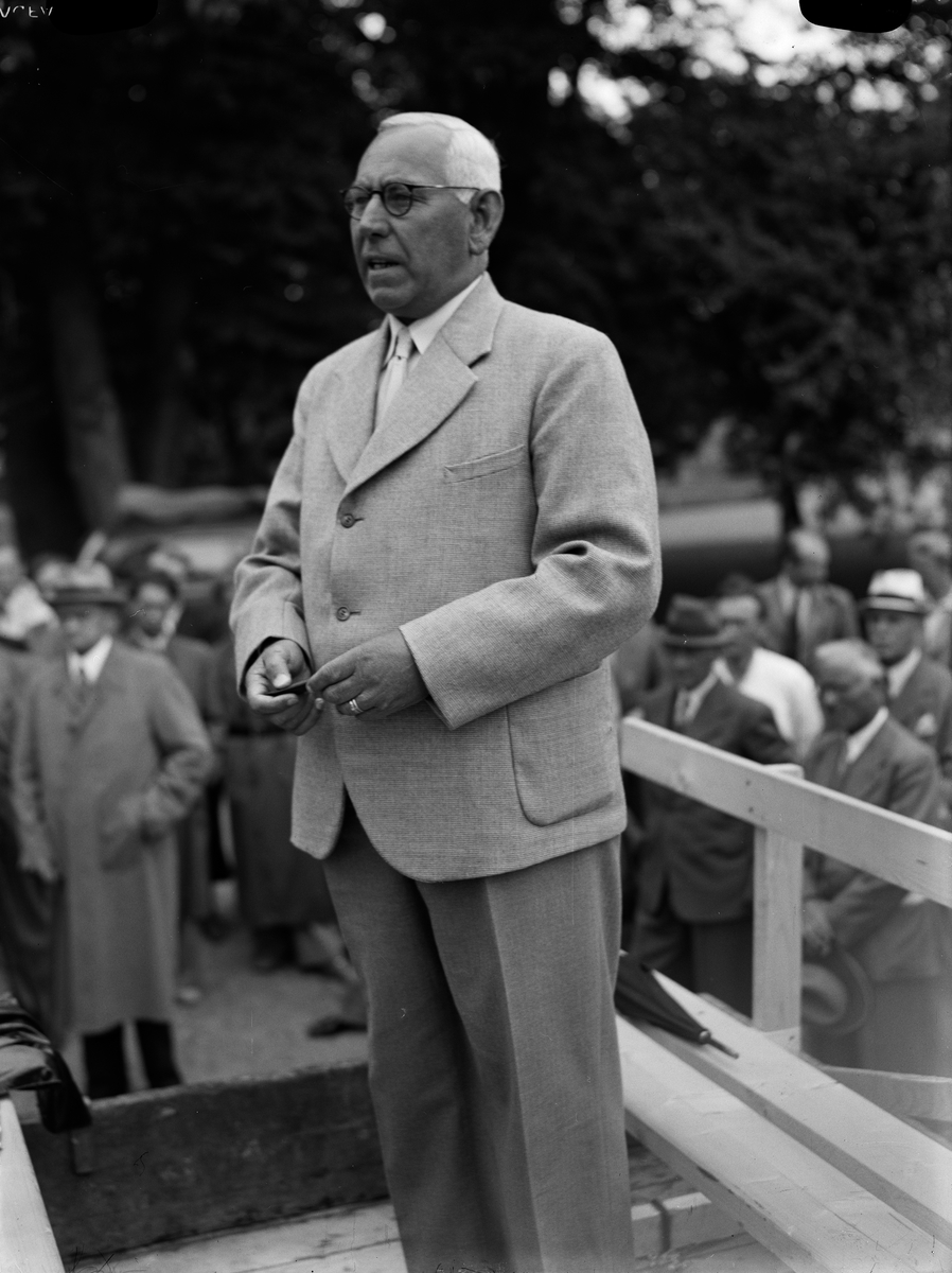 Paul Sandberg, “The day of the trial brought together six hundred farmers” - The Agricultural College, Ultuna, Uppsala July 1942
