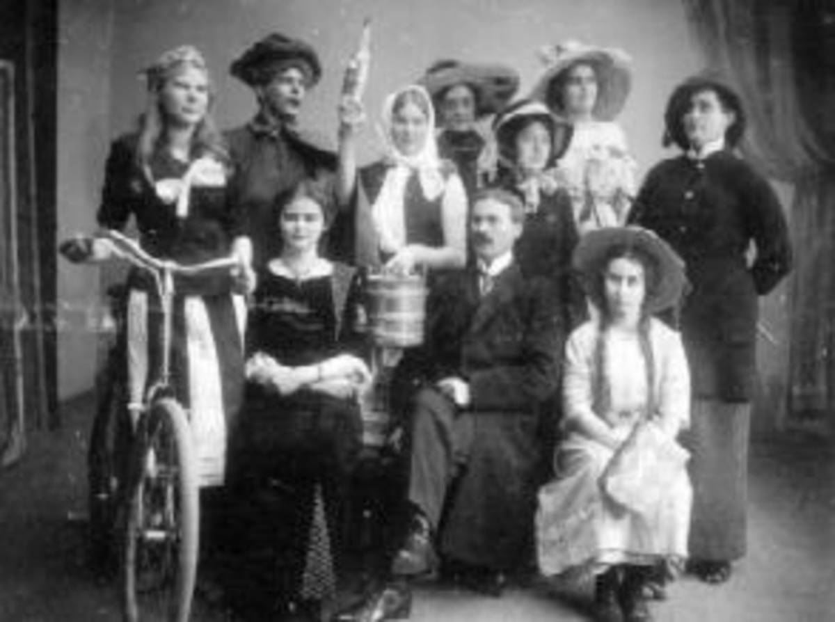 Anno Domkirkeodden, Utkledde amatørskuespillere i teatergruppe på Helgøya.