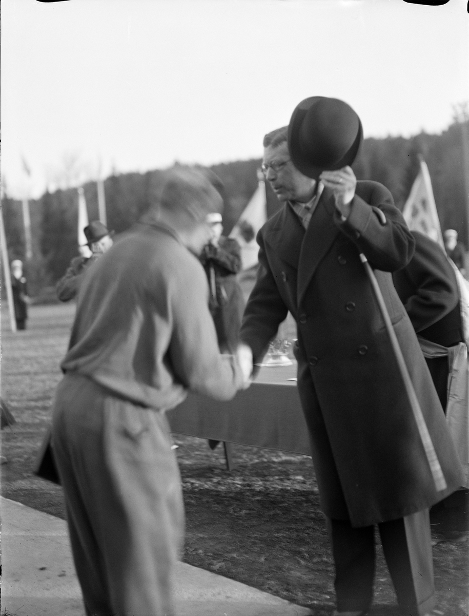 Paul Sandberg, Crown Prince Gustav Adolf awards prizes in connection with the re-inauguration of the Students Sports Square