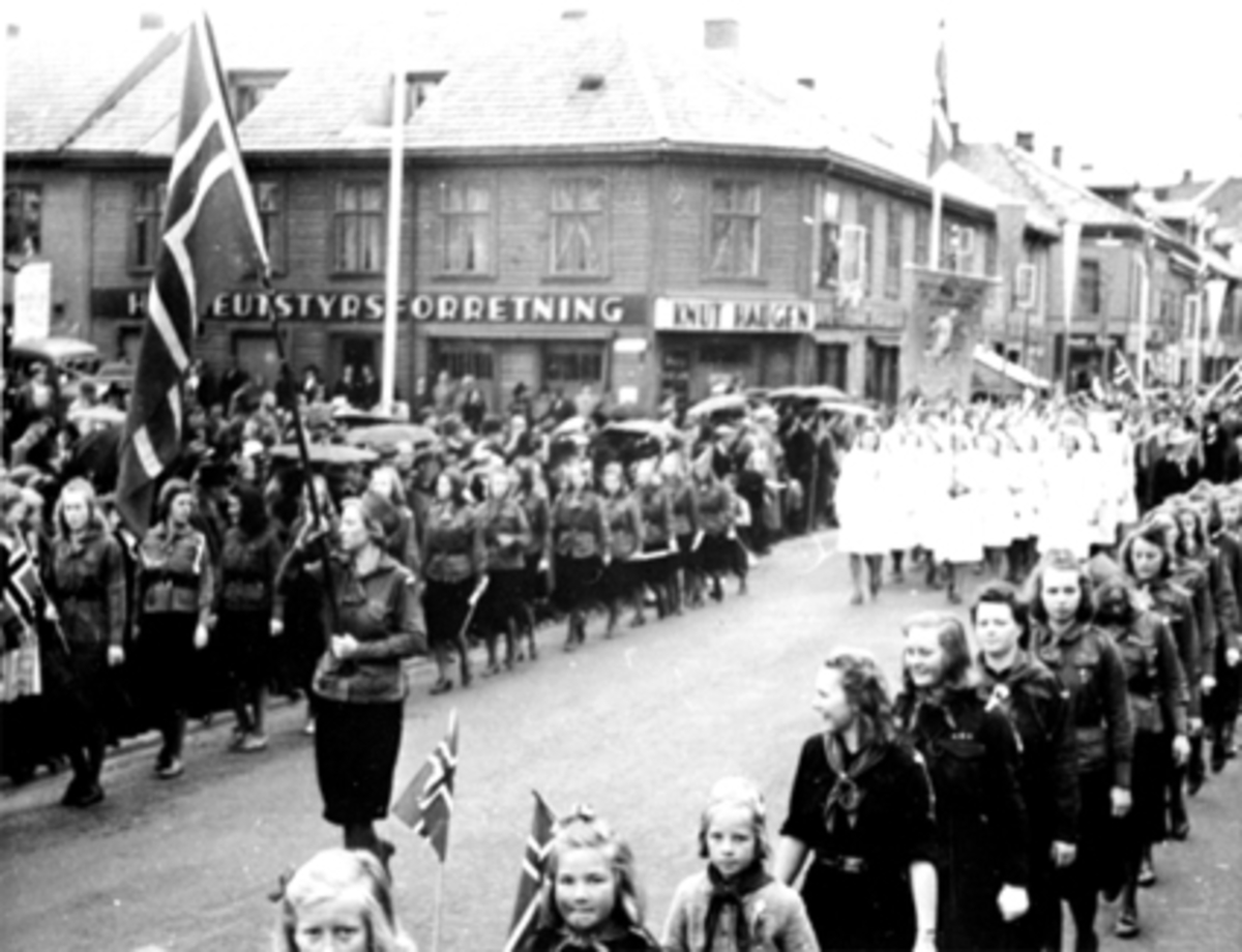Anno Domkirkeodden, 17 MAI TOGET MED SPEIDERPIKER INN PÅ STORTORGET FRA STRANDGATA