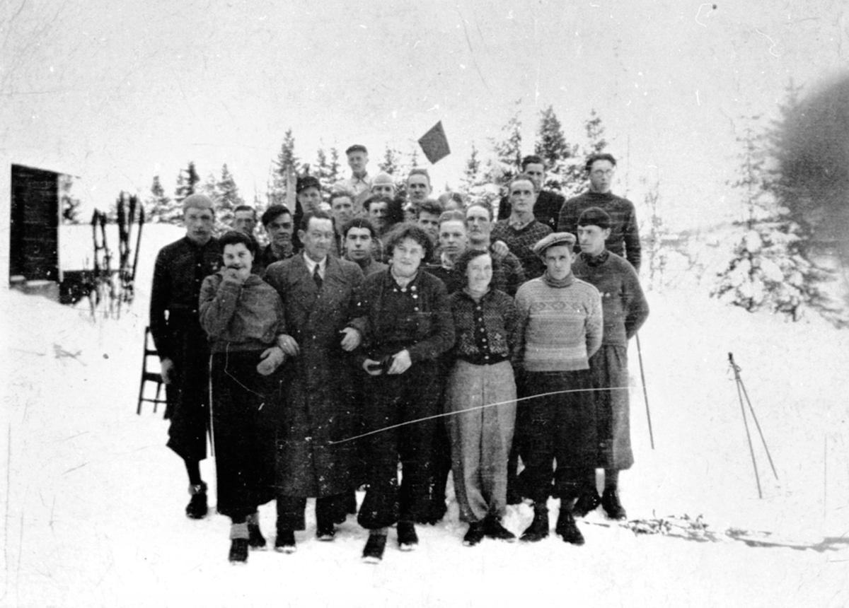Anno Domkirkeodden, Medlemmer i Brøttum Arbeideridrettslag etter kretsrenn på ski, Høgvang, Brøttum, Ringsaker.