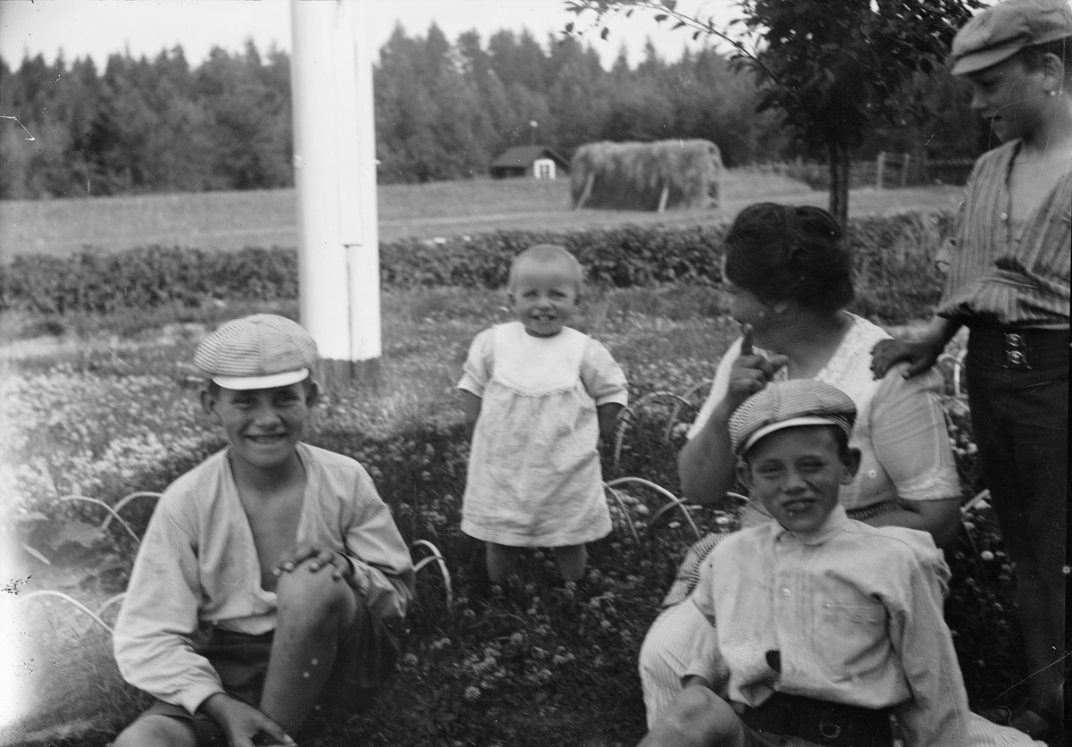 Okänd,, Likely Christiane Liljefors with the Children, Ingemar, Alf, Roland and Marit, likely Svensgården, Dalarna