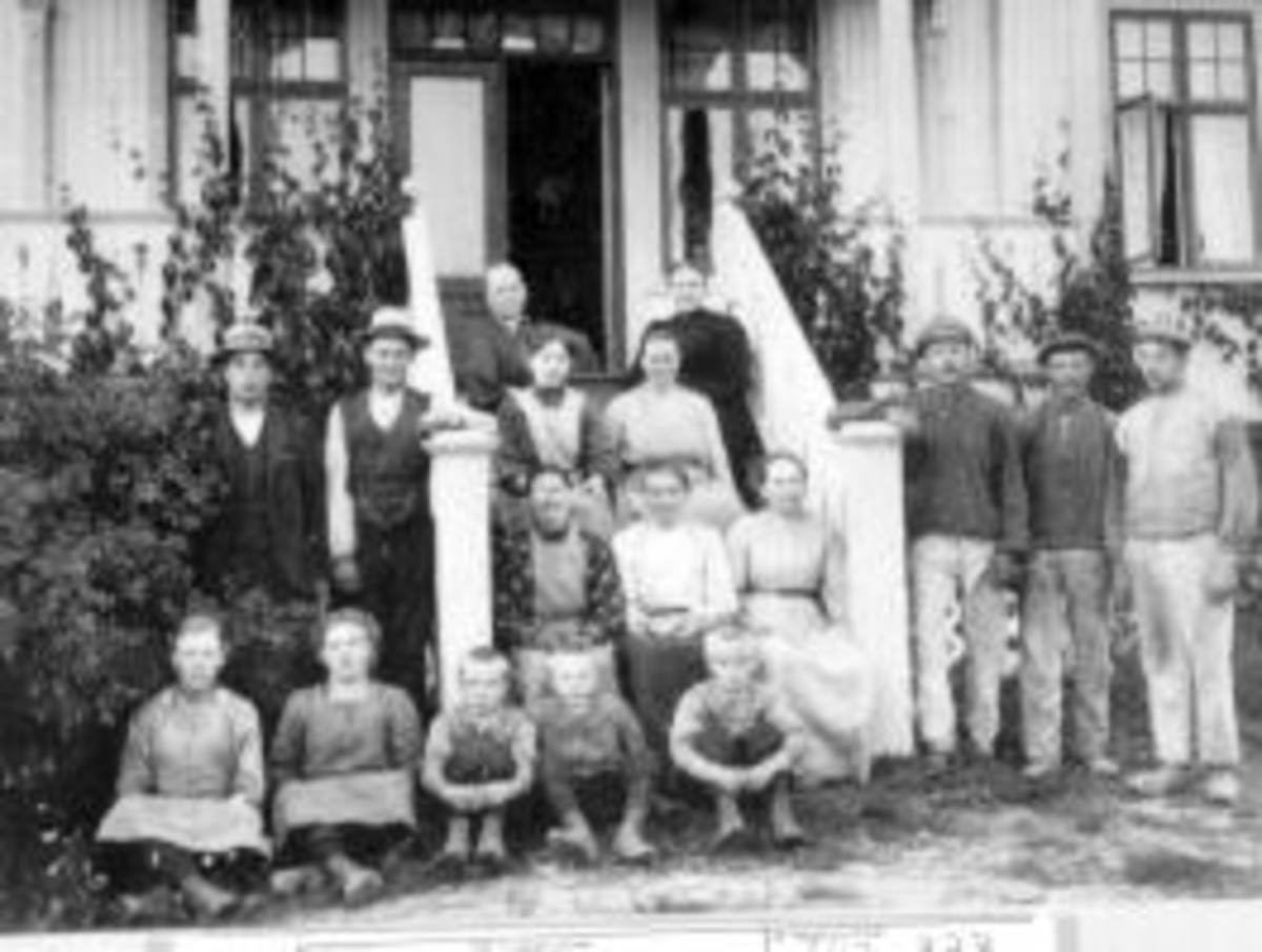 Anno Domkirkeodden, Arbeidsfolk og gardsfolk samlet på verandaen på Kongsrud, Nes, Hedmark. Voksne og barn. Foran fra venstre er Inga Korslund, Jenny Kongsrud, Jacob Kongsrud, Torgeir Kongsrud, Morten Kongsrud. I midten foran er Mina Hansen, budeie Berte, Agnete Kongsrud. Andre rad i trappa er Oline Karlstad, Agnete S…