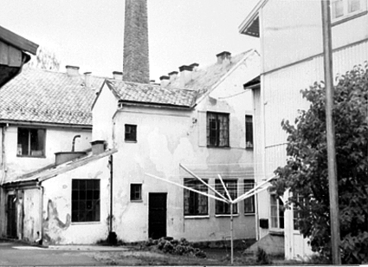 Anno Domkirkeodden, EKSTERIØR BAKGÅRD I GRØNNEGATA 85, HAMAR KJEMISKE RENSERI OG FARVERI, TØRKESTATIV