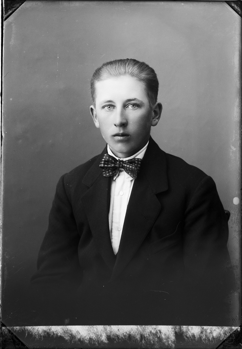 Skötsner-Edhlund, Ateljé portrait - Birger Andersson from Annö, Valö socken, Uppland 1926