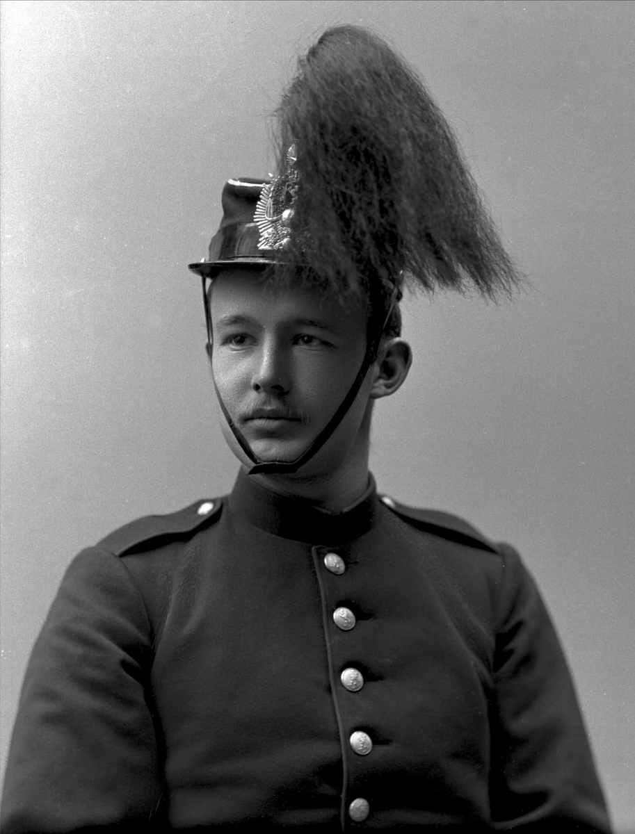 Gustav Borgen, Portrett, mann i kadettuniform.