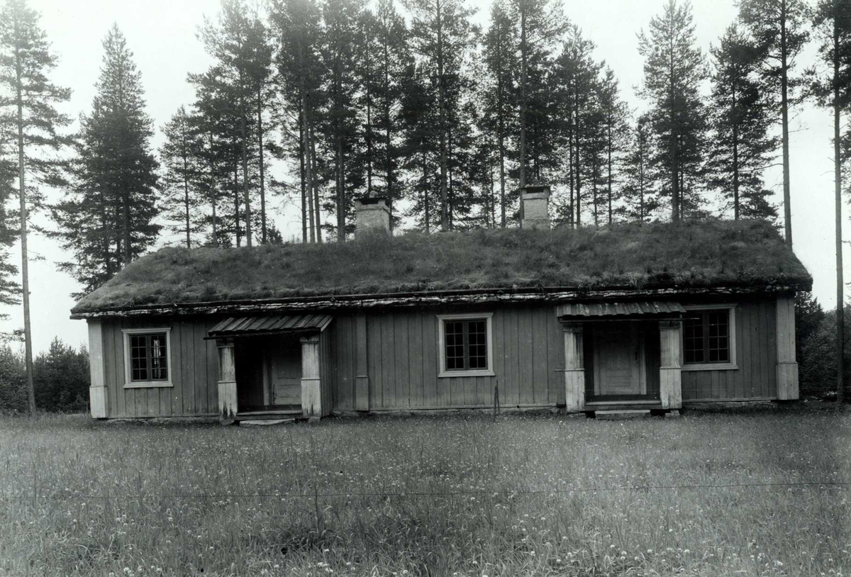Gisle Midttun, Lømo, Elverum, Sør-Østerdal, Hedmark. Lav stue med panel og torv på taket. Nå på Glomdalsmuseet.