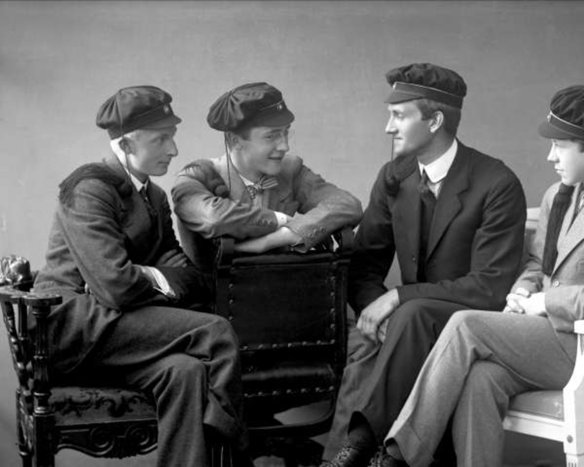 Gustav Borgen, Gruppeportrett, fire studenter. Harald Angel Pettersen.
