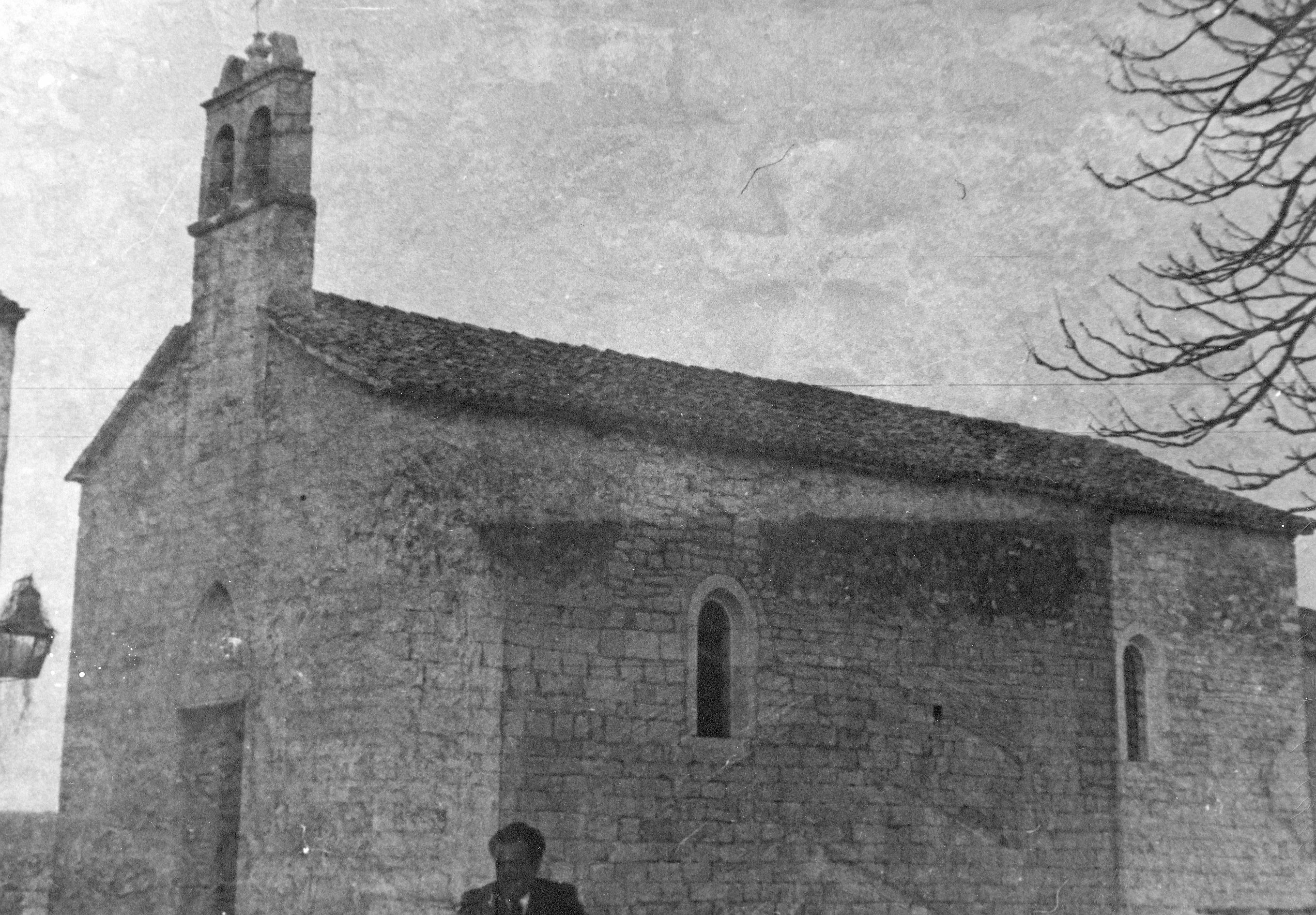 Branko Fučić, Bačva (Višnjan), Župna crkva Majke Božje Karmelske, glavno i bočno pročelje