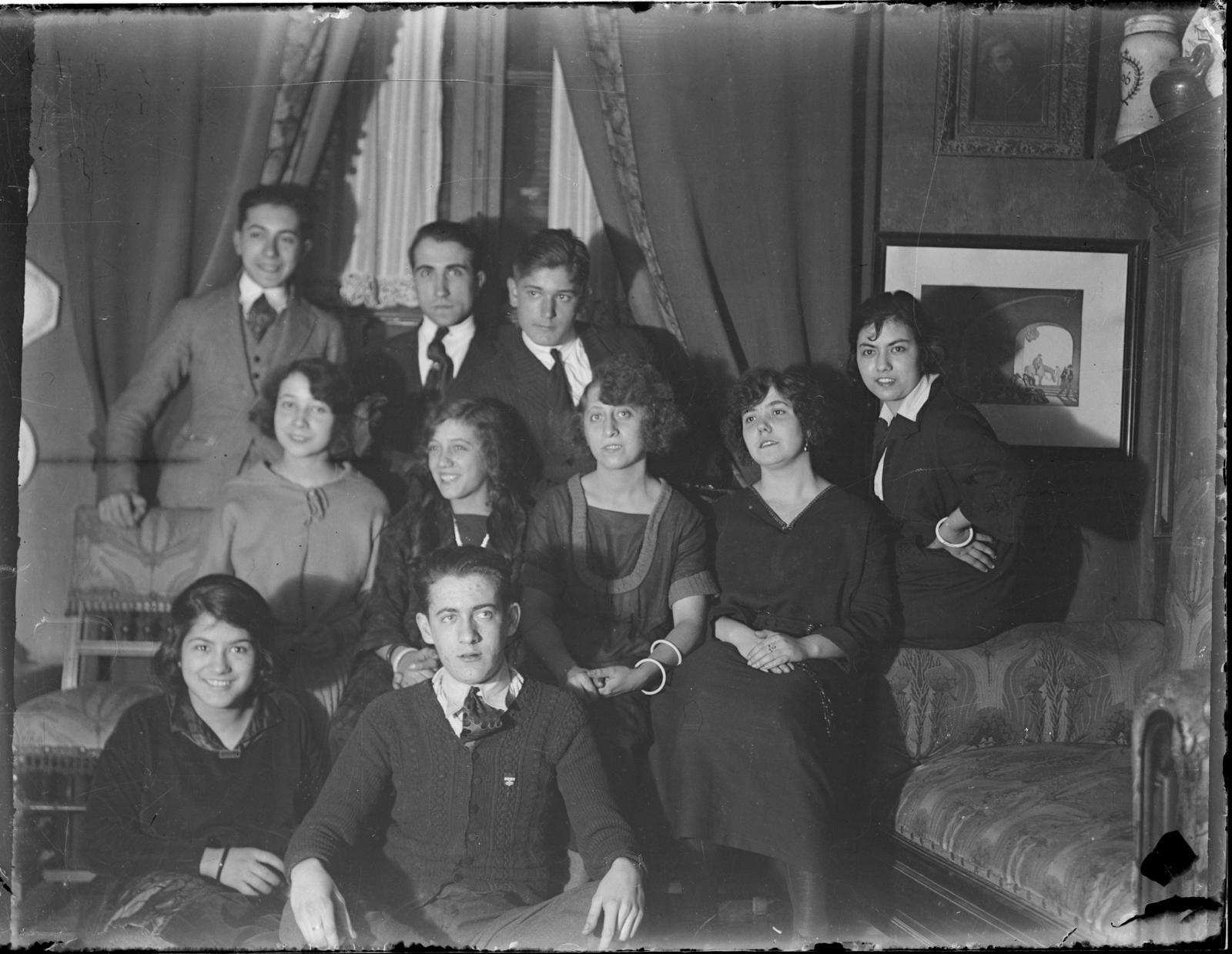 Desconegut, [Group portrait in the housing of the Audouard family]