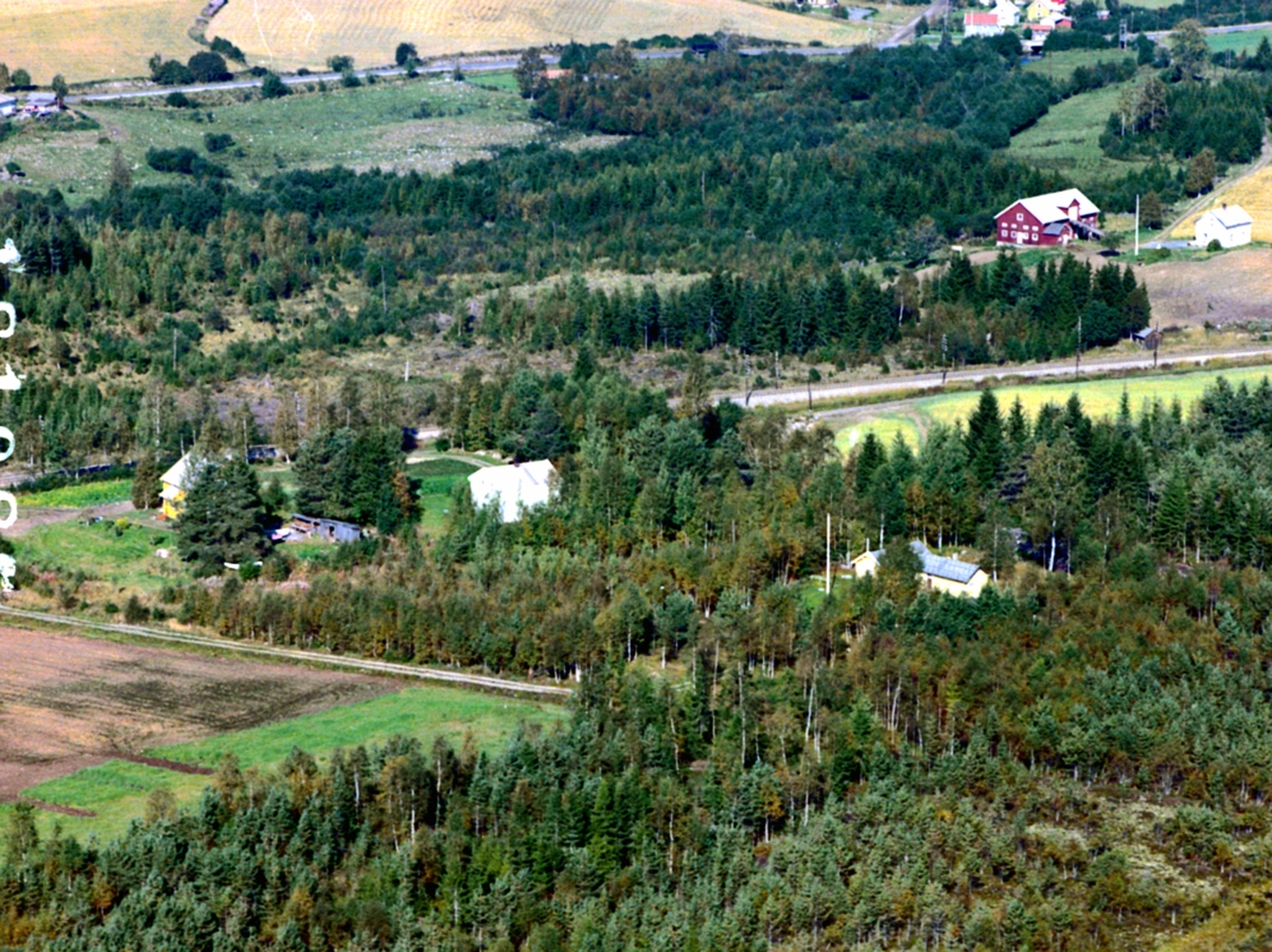 Widerøes Flyveselskap A/S, Flyfoto, Karudhagan, Løten. Ullermyra, jordet i Myrvold ned til venstre. Rørosbanen midt i bildet. Jordene på Karud i bakgrunnen. Stedet med låve øverst til høyre er Kongstad, hvor Oskar Jensen bodde. Huset i skogen til høyre tilhørte Lindbye-familien, mens det hvite huset midt på bildet tilhørte M…