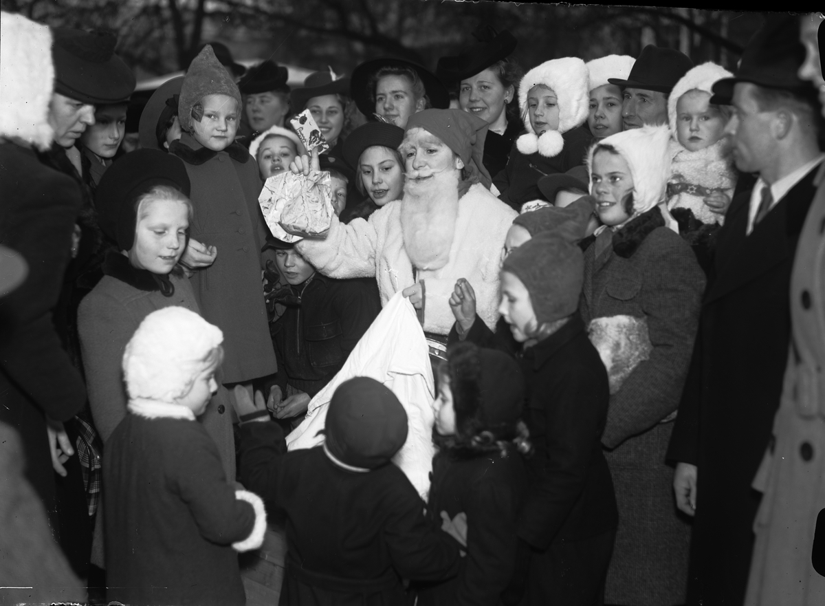 Paul Sandberg, Tomten delar ut julklappar på Lottornas julmarknad på Fyristorg