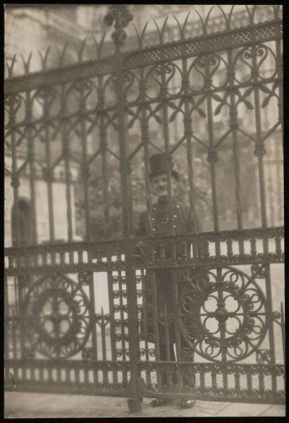 Hoppé, Emil Otto, Natural History Museum, the Keeper at the Door