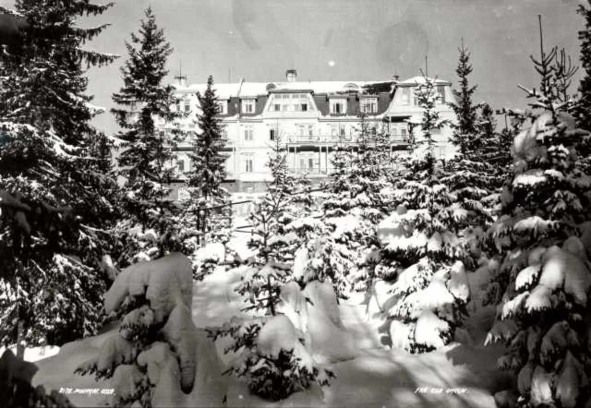 Hermann Christian Neupert, Nordmarka, Oslo. Vinterskog med stort, hvitt, hus. Voksenkollen Sanatorium (?).
