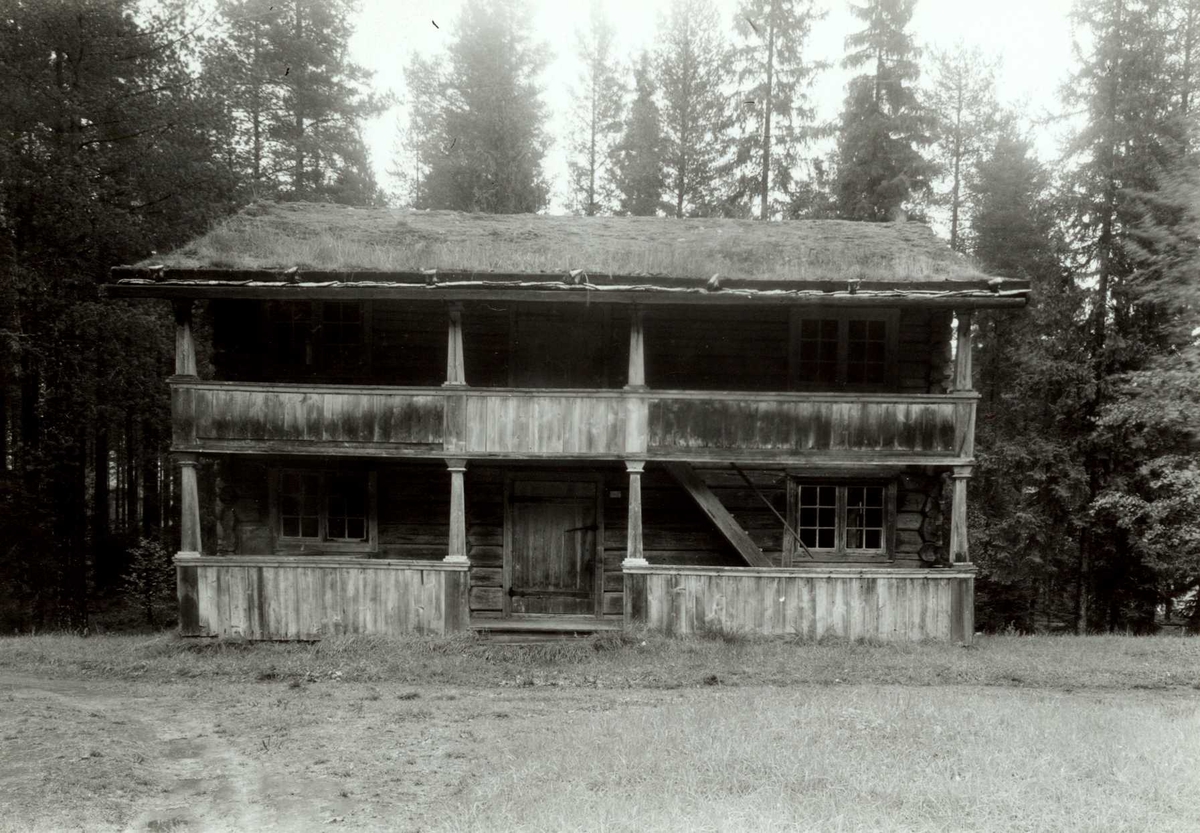 Gisle Midttun, Vesterhaug, Elverum, Sør-Østerdal, Hedmark. Tømmerhus i to etasjer med svalgang og torv på taket. Nå på Glomdalsmuseet.