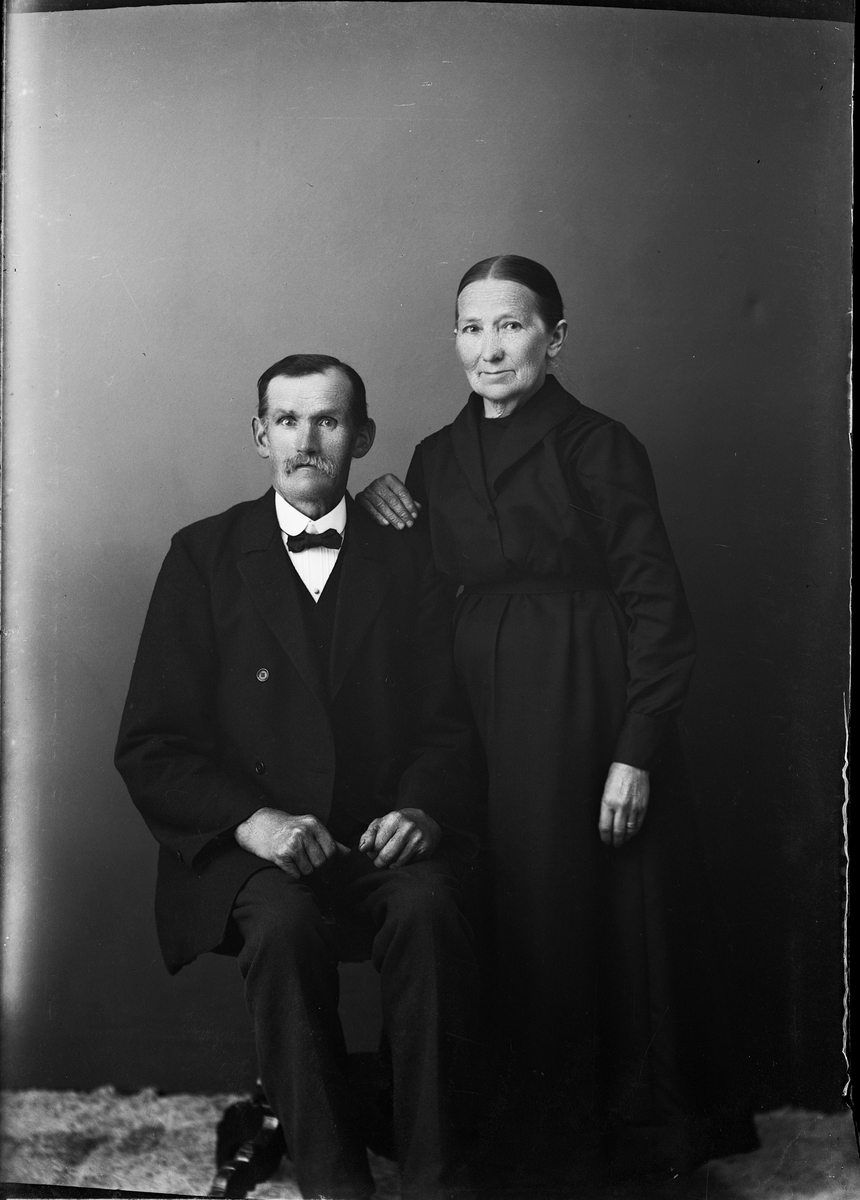 Skötsner-Edhlund, Ateljéporträtt - Karl Hultman med fru, från Barkö, Börstil socken, Uppland 1921