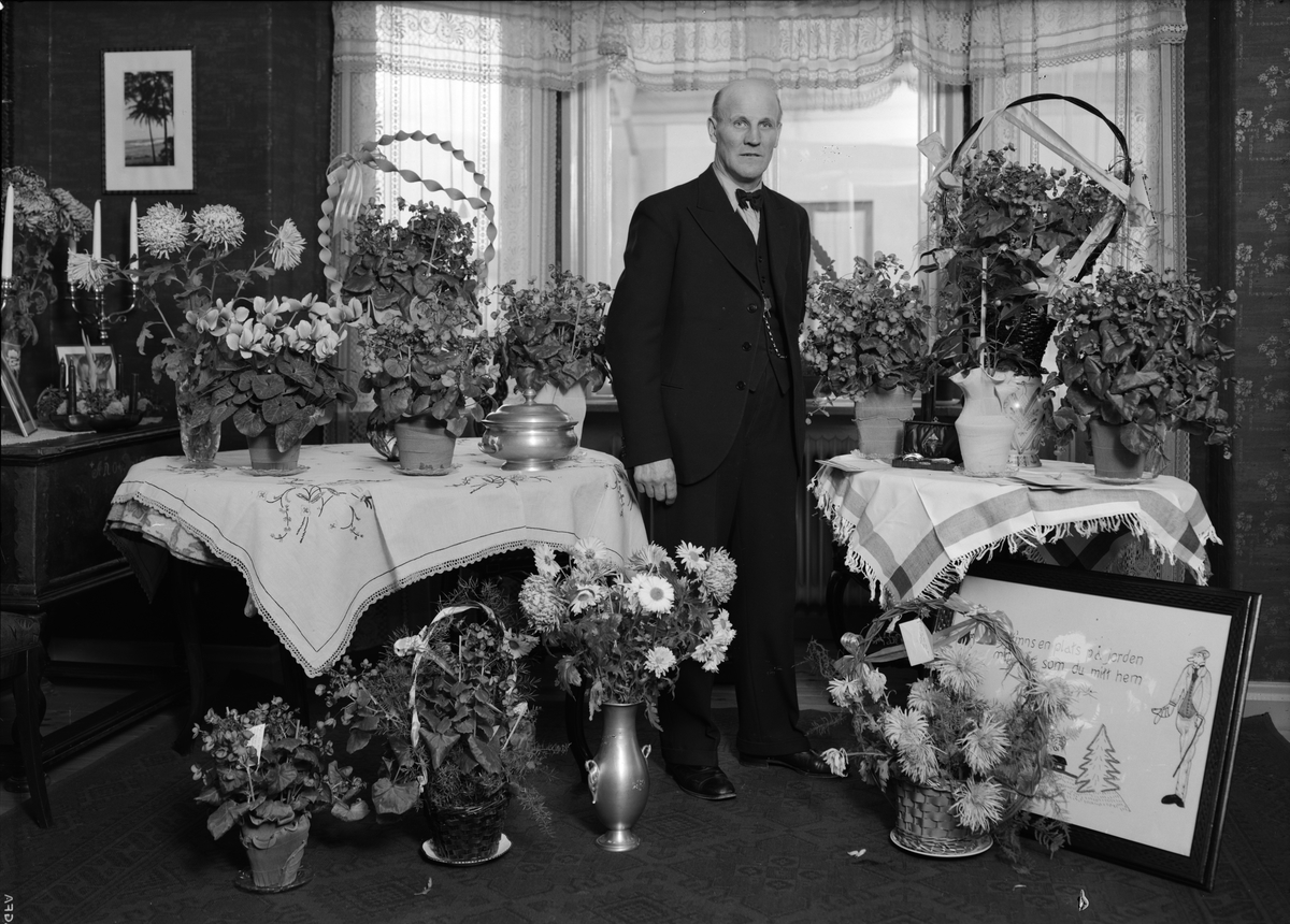 Paul Sandberg, Födelsedagsporträtt - man i hemmiljö, sannolikt Uppsala, 1935