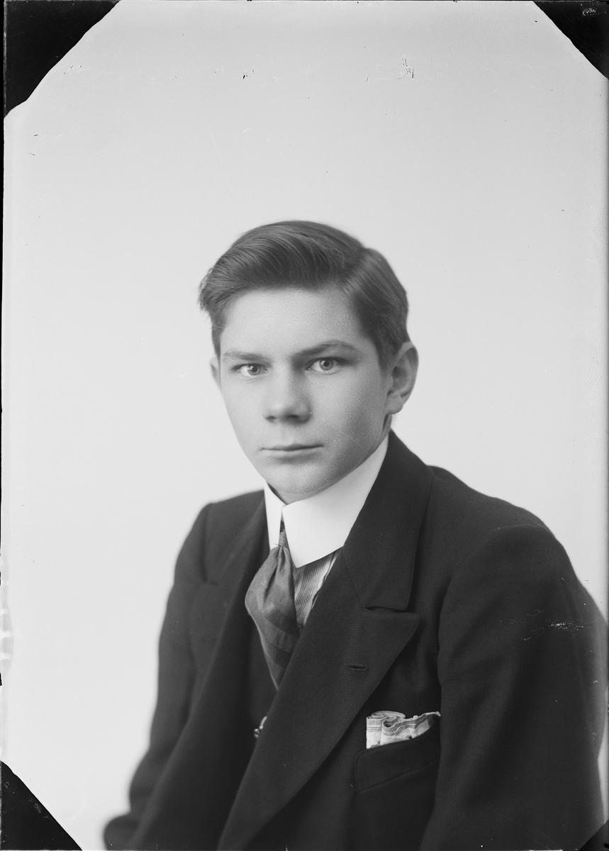 Skötsner-Edhlund, Ateljéporträtt - Wiktor Öberg från Simundö, Börstil socken Uppland 1921
