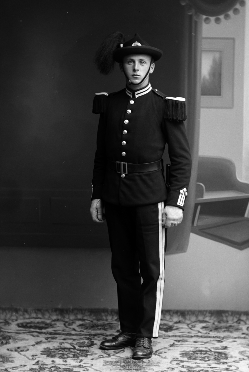 Christian Grundseth, GARDIST, UNG MANN I UNIFORM, HELFIG. , 26378