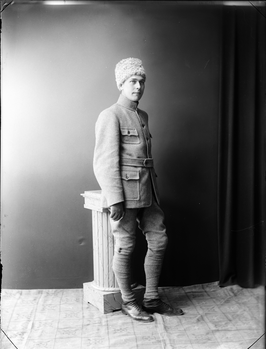 Skötsner-Edhlund, Ateljé Portrait - Man in Uniform, Östhammar, Uppland