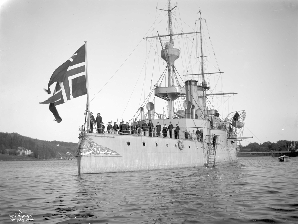 Anders Beer Wilse, Flagget heises, på Eidsvold (b. 1899, Armstrong, Newcastle)