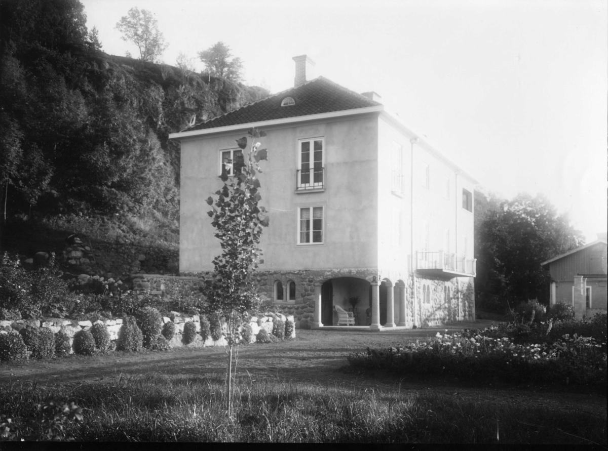 Calla Helena Sundbeck, Landshövdingskan Thérèse Rydins fastighet, från norr.