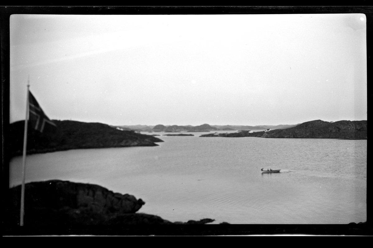 Rolf Sr. Sundt, Utsikt fra Søndre Hald mot Loshavn og Sandøy. Fotografert juli 1932.