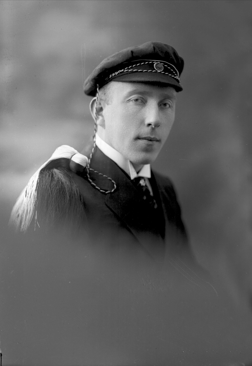 Gustav Borgen, Portrett, mann med studentlue. John Strand.